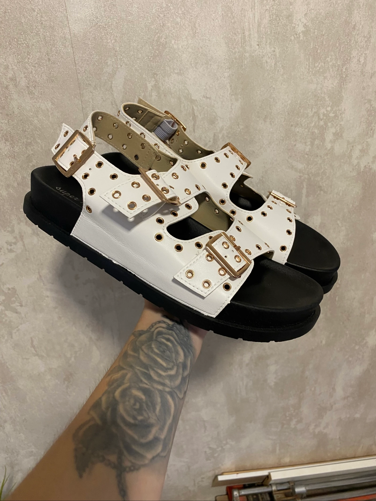 Sandales blanches semelle noire – photo 2